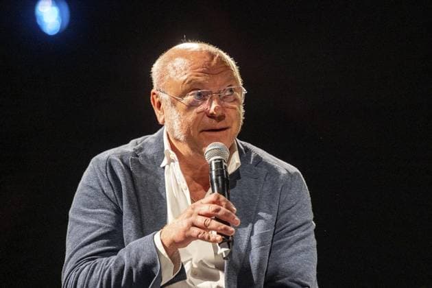 In Moers Moers Festival 2024 , 1. Tag. ** NUR FÜR REDAKTIONELLE ZWECKE ** EDITORIAL USE ONLY **<p>Dr. Ulrich Schneider, Geschäftsführer des Paritätischen Wohlfahrtsverbandes, spricht am Freitag, den 17. Mai 2024, in Moers in der Enni Eventhalle an der Filder Straße. . Moers Festival 2024 , 1. Tag. Politische Diskussion - Anna Hüsch im Gespräch mit Dr. Ulrich Schneider. Moers Copyright: VolkerxHerold