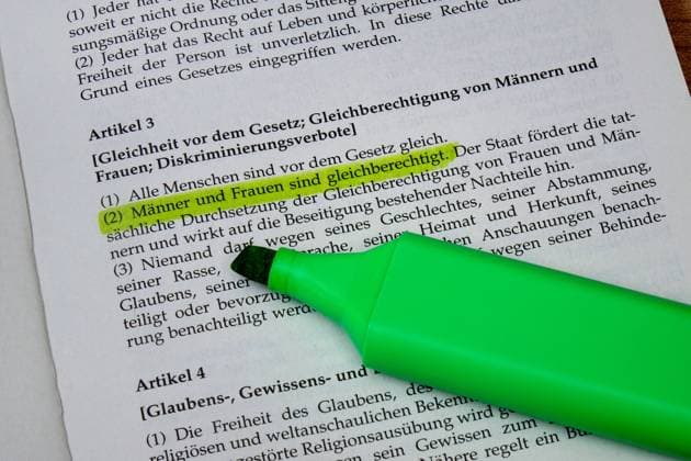 Artikel 3 des Grundgesetzes Artikel 3 des Grundgesetzes, 13.05.2024, Borkwalde, Brandenburg, In einem Grundgegesetz wurde der Schriftzug Männer und Frauen sind gleichberechtigt mit einem Marker hervorgehoben.