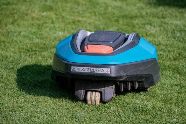 Dormagen 20.05.2024 Rasenmäher Gardena Rasenmähroboter Rasenroboter Gartenarbeit verdorrte vertrocknete Rasenfläche Sommertrockenheit R40Li Li-ion Akkubatterie Akkubetrieb kabelloser Insekten Rasen Garten Insekten Mähroboter Dormagen Nordrhein-Westfalen Deutschland