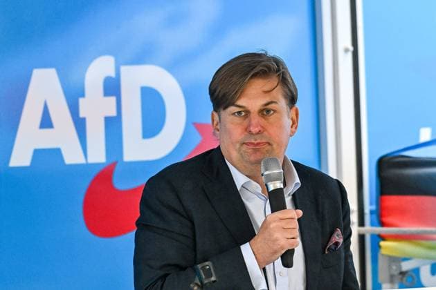 GER, Wahlkampfveranstaltung von AfD-Spitzenkandidat Maximilian Krah in Kaufbeuren 21.05.2024, Kemptener Tor, Kaufbeuren, GER, Wahlkampfveranstaltung von AfD-Spitzenkandidat Maximilian Krah in Kaufbeuren, Maximilian Krah (AfD) absolviert einen Wahlkampfauftritt vor ca. 200 Menschen in der Fussgaengerzone in Kaufbeuren im Bild Maximilian Krah (AfD)