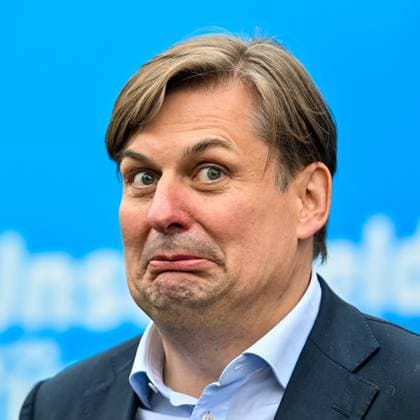 GER, Wahlkampfveranstaltung von AfD-Spitzenkandidat Maximilian Krah in Kaufbeuren 21.05.2024, Kemptener Tor, Kaufbeuren, GER, Wahlkampfveranstaltung von AfD-Spitzenkandidat Maximilian Krah in Kaufbeuren, Maximilian Krah (AfD) absolviert einen Wahlkampfauftritt vor ca. 200 Menschen in der Fussgaengerzone in Kaufbeuren im Bild Maximilian Krah (AfD)