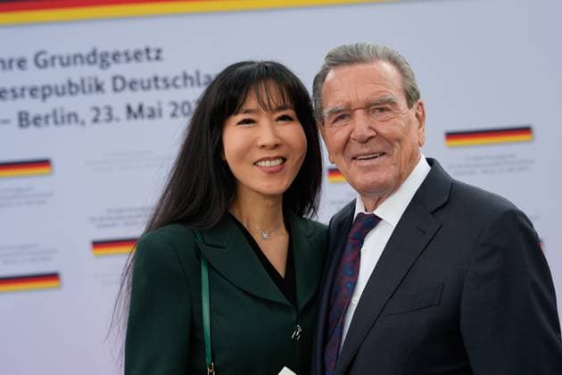 75 Jahre Grundgesetz, Staatsakt Platz vor dem Bundeskanzleramt 75 Jahre Grundgesetz, Staatsakt Platz vor dem Bundeskanzleramt, Bundeskanzler a. D. Gerhard Schröder mit Ehefrau So-yeon Schröder-Kim Berlin Berlin GER