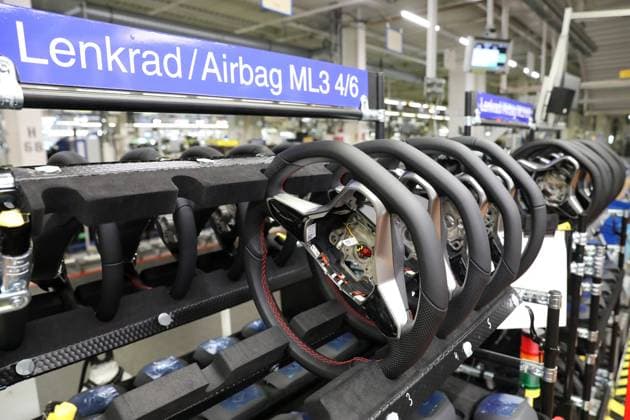 Wolfsburg Niedersachsen Wolfsburg, 23.05.2024, Volkswagen Werk Wolfsburg, VW Golf und VW Tiguan Produktion, die Lenkräde für ein Golf 8 GTI