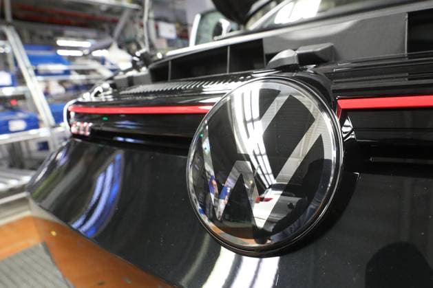 Wolfsburg Niedersachsen Wolfsburg, 23.05.2024, Volkswagen Werk Wolfsburg, VW Golf und VW Tiguan Produktion, Fertigungslinie VW Golf 8 GTI, VW Logo