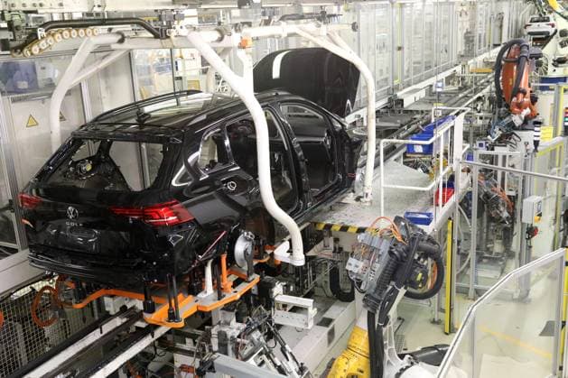 Wolfsburg Niedersachsen Wolfsburg, 23.05.2024, Volkswagen Werk Wolfsburg, VW Golf und VW Tiguan Produktion. Montagelinien Golf 8, Hochzeit, Fertigungslinie Fahrwerk, Getriebe und Motor werden in die Karosserie eingesetzt.