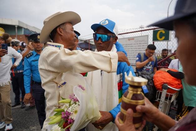 May 24, 2024, Kathmandu, Bagmati, Nepal: Fans and relatives welcome Kami Rita Sherpa, who recently made a world record by climbing Everest for the highest 30 times, in Kathmandu, Nepal on May 24, 2024. Kathmandu Nepal - ZUMAd164 20240524_zip_d164_003 Copyright: xAryanxDhimalx