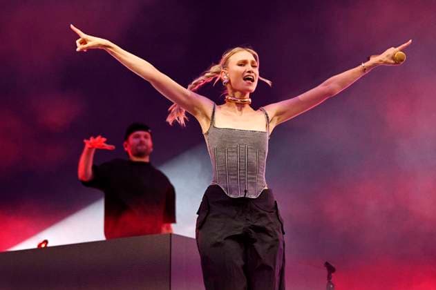 Bilder des Jahres 2024, Entertainment 05 Mai Entertainment Themen der Woche KW21 Daniel Grunenberg und Carolin Niemczyk von Glasperlenspiel live bei einem Konzert auf dem Demokratiefest zu 75 Jahren Grundgesetz auf der 360-Grad-Bühne zwischen Kanzleramt und dem Deutschen Bundestag. Berlin, 24.05.2024