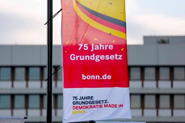 Am 22. Mai 2024 wurde in Bonn der Platz des Grundgesetzes eingeweiht. Hiermit wurde die Bedeutung von Bonn als Verfassungsstadt unterstrichen. 200 Fahnenmasten sind mit dem Schriftzug 75 Jahre Grundgesetz Demokratie Made in Bonn versehen. Bonn, 25.05.2024