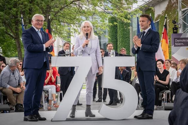 Besuch des Präsidenten der Französischen Republik 75 Jahre Grundgesetz Demokratiefest Bühnengespräch mit dem deutschen Bundespräsidenten im so genannten Dialogforum auf dem Platz vor dem Bundeskanzleramt in Berlin Frank-Walter Steinmeier, Bundespräsident, im Gespräch mit Emmanuel Macron, Präsident der Französischen Republik;Besuch des Präsidenten der Französischen Republik 75 Jahre Grundgesetz Demokratiefest Bühnengespräch mit dem deutschen Bundespräsidenten im so genannten Dialogforum auf dem Platz vor dem Bundeskanzleramt in Berlin Frank-Walter Steinmeier,, Berlin Berlin Deutschland Dialogforum auf dem Demokratiefe