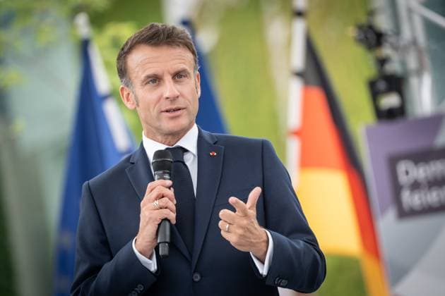 Besuch des Präsidenten der Französischen Republik 75 Jahre Grundgesetz Demokratiefest Bühnengespräch mit dem deutschen Bundespräsidenten im so genannten Dialogforum auf dem Platz vor dem Bundeskanzleramt in Berlin Emmanuel Macron, Präsident der Französischen Republik;Besuch des Präsidenten der Französischen Republik 75 Jahre Grundgesetz Demokratiefest Bühnengespräch mit dem deutschen Bundespräsidenten im so genannten Dialogforum auf dem Platz vor dem Bundeskanzleramt in Berlin Emmanuel Macron, Präsid, Berlin Berlin Deutschland Dialogforum auf dem Demokratiefe