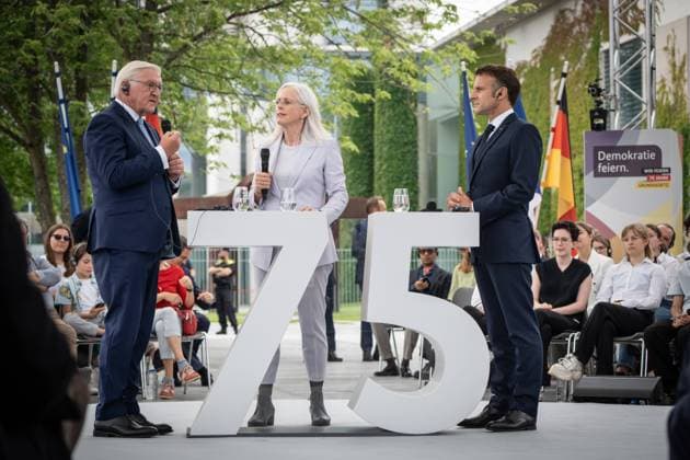 Besuch des Präsidenten der Französischen Republik 75 Jahre Grundgesetz Demokratiefest Bühnengespräch mit dem deutschen Bundespräsidenten im so genannten Dialogforum auf dem Platz vor dem Bundeskanzleramt in Berlin Frank-Walter Steinmeier, Bundespräsident, im Gespräch mit Emmanuel Macron, Präsident der Französischen Republik;Besuch des Präsidenten der Französischen Republik 75 Jahre Grundgesetz Demokratiefest Bühnengespräch mit dem deutschen Bundespräsidenten im so genannten Dialogforum auf dem Platz vor dem Bundeskanzleramt in Berlin Frank-Walter Steinmeier,, Berlin Berlin Deutschland Dialogforum auf dem Demokratiefe
