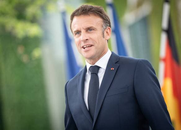Besuch des Präsidenten der Französischen Republik 75 Jahre Grundgesetz Demokratiefest Bühnengespräch mit dem deutschen Bundespräsidenten im so genannten Dialogforum auf dem Platz vor dem Bundeskanzleramt in Berlin Emmanuel Macron, Präsident der Französischen Republik;Besuch des Präsidenten der Französischen Republik 75 Jahre Grundgesetz Demokratiefest Bühnengespräch mit dem deutschen Bundespräsidenten im so genannten Dialogforum auf dem Platz vor dem Bundeskanzleramt in Berlin Emmanuel Macron, Präsid, Berlin Berlin Deutschland Dialogforum auf dem Demokratiefe
