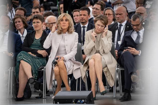 Besuch des Präsidenten der Französischen Republik 75 Jahre Grundgesetz Demokratiefest Bühnengespräch mit dem deutschen Bundespräsidenten im so genannten Dialogforum auf dem Platz vor dem Bundeskanzleramt in Berlin Während ihr Ehemann Emmanuel Macron, Präsident der Französischen Republik, spricht, wirkt Ehefrau Brigitte Macron müde - mit Elke Büdenbender, Ehefrau des Bundespräsidenten;Besuch des Präsidenten der Französischen Republik 75 Jahre Grundgesetz Demokratiefest Bühnengespräch mit dem deutschen Bundespräsidenten im so genannten Dialogforum auf dem Platz vor dem Bundeskanzleramt in Berlin Während ihr Ehemann Emm, Berlin Berlin Deutschland Dialogforum auf dem Demokratiefe