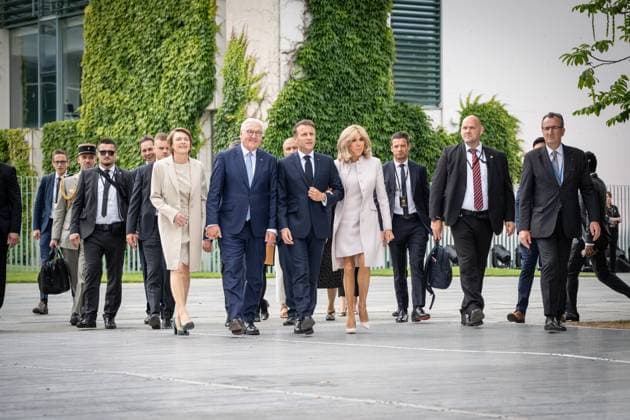 Besuch des Präsidenten der Französischen Republik 75 Jahre Grundgesetz Demokratiefest Bühnengespräch mit dem deutschen Bundespräsidenten im so genannten Dialogforum auf dem Platz vor dem Bundeskanzleramt in Berlin Frank-Walter Steinmeier, Bundespräsident, im Gespräch mit Emmanuel Macron, Präsident der Französischen Republik mit ihren Ehefrauen Elke Büdenbender und Brigitte Marcon;Besuch des Präsidenten der Französischen Republik 75 Jahre Grundgesetz Demokratiefest Bühnengespräch mit dem deutschen Bundespräsidenten im so genannten Dialogforum auf dem Platz vor dem Bundeskanzleramt in Berlin Frank-Walter Steinmeier,, Berlin Berlin Deutschland Dialogforum auf dem Demokratiefe