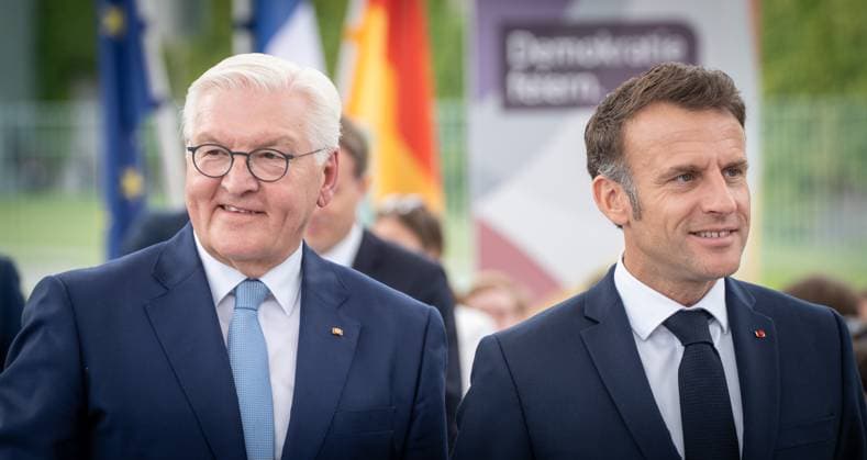 Besuch des Präsidenten der Französischen Republik 75 Jahre Grundgesetz Demokratiefest Bühnengespräch mit dem deutschen Bundespräsidenten im so genannten Dialogforum auf dem Platz vor dem Bundeskanzleramt in Berlin Frank-Walter Steinmeier, Bundespräsident, im Gespräch mit Emmanuel Macron, Präsident der Französischen Republik;Besuch des Präsidenten der Französischen Republik 75 Jahre Grundgesetz Demokratiefest Bühnengespräch mit dem deutschen Bundespräsidenten im so genannten Dialogforum auf dem Platz vor dem Bundeskanzleramt in Berlin Frank-Walter Steinmeier,, Berlin Berlin Deutschland Dialogforum auf dem Demokratiefe