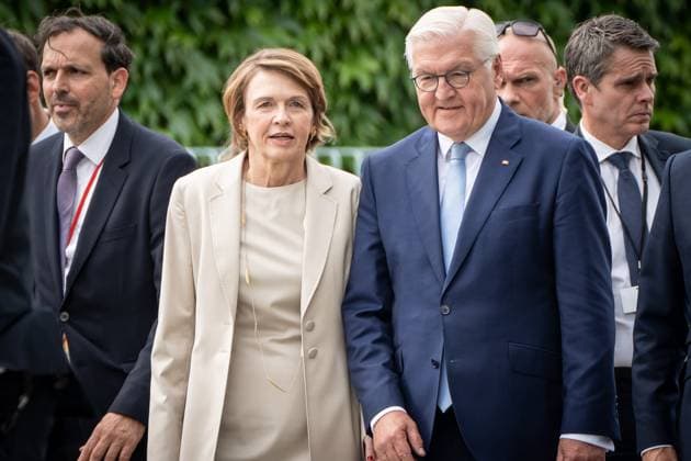 Besuch des Präsidenten der Französischen Republik 75 Jahre Grundgesetz Demokratiefest Bühnengespräch mit dem deutschen Bundespräsidenten im so genannten Dialogforum auf dem Platz vor dem Bundeskanzleramt in Berlin Bundespräsident Frank-Walter Steinmeier mit seiner Ehefrau Elke Büdenbender;Besuch des Präsidenten der Französischen Republik 75 Jahre Grundgesetz Demokratiefest Bühnengespräch mit dem deutschen Bundespräsidenten im so genannten Dialogforum auf dem Platz vor dem Bundeskanzleramt in Berlin Bundespräsident Frank-W, Berlin Berlin Deutschland Dialogforum auf dem Demokratiefe