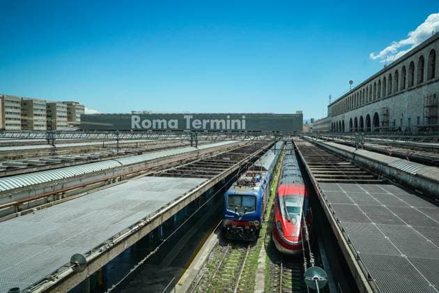 Roma Termini, Bahnhof, Züge, Gleise, Plattformen, blauer Himmel, moderne Architektur, urbane Umgebung, Reisende, Transport, Hochgeschwindigkeitszug, Regionalzug, Infrastruktur, Hauptbahnhof, Italien, Bahnreise, Zugverkehr, Stadtzentrum, Verkehrsknotenpunkt, Eisenbahnstation, öffentliche Verkehrsmittel, Schnellzug, Zugterminal, Lokomotive, Bahngleise, Perrons, Italo, Trenitalia. Copyright: xJoeranxSteinsiekx
