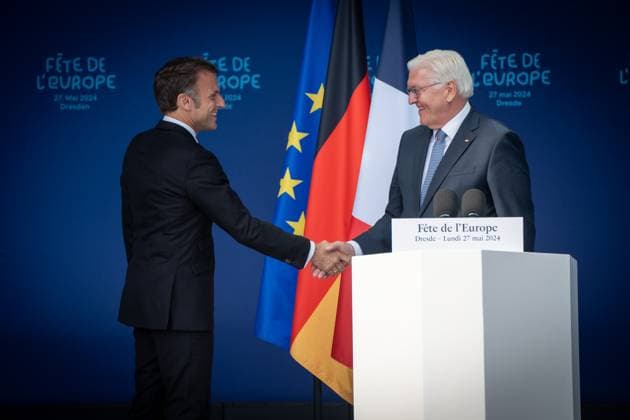 Besuch des Präsidenten der Französischen Republik Tag 2 Besuch in Dresden Der französische Staatspräsident hält eine Rede vor der Frauenkirche Emmanuel Macron gemeinsam mit dem Bundespräsidenten Frank-Walter Steinmeier auf dem Platz an der Frauenkirche;Besuch des Präsidenten der Französischen Republik Tag 2 Besuch in Dresden Der französische Staatspräsident hält eine Rede vor der Frauenkirche Emmanuel Macron gemeinsam mit dem Bundespräsidenten Frank-Walter Steinmeier auf dem Platz, Dresden Sachsen Deutschland Neumarkt vor der Frauenkirche