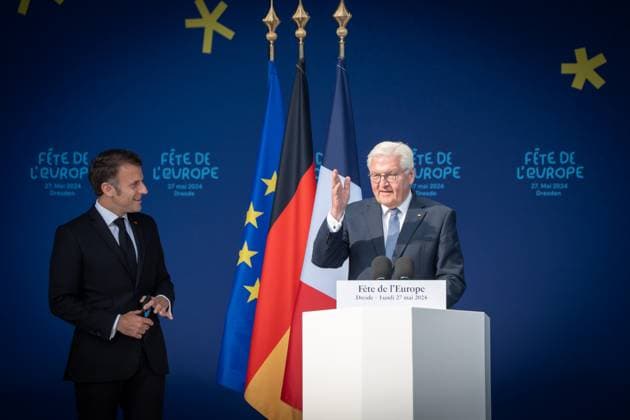 Besuch des Präsidenten der Französischen Republik Tag 2 Besuch in Dresden Der französische Staatspräsident hält eine Rede vor der Frauenkirche Emmanuel Macron gemeinsam mit dem Bundespräsidenten Frank-Walter Steinmeier auf dem Platz an der Frauenkirche;Besuch des Präsidenten der Französischen Republik Tag 2 Besuch in Dresden Der französische Staatspräsident hält eine Rede vor der Frauenkirche Emmanuel Macron gemeinsam mit dem Bundespräsidenten Frank-Walter Steinmeier auf dem Platz, Dresden Sachsen Deutschland Neumarkt vor der Frauenkirche