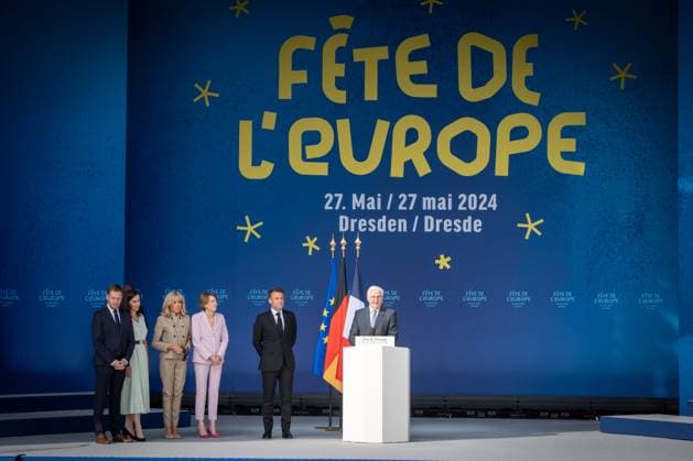 Besuch des Präsidenten der Französischen Republik Tag 2 Besuch in Dresden Der französische Staatspräsident hält eine Rede vor der Frauenkirche Michael Kretschmer mit Ehefrau Annett Hofmann, Brigitte Macron, Elke Büdenbender, Emmanuel Macron, Frank-Walter Steinmeier (von links);Besuch des Präsidenten der Französischen Republik Tag 2 Besuch in Dresden Der französische Staatspräsident hält eine Rede vor der Frauenkirche Michael Kretschmer mit Ehefrau Annett Hofmann, Brigitte Macron, Elke Büdenbender, Emmanuel, Dresden Sachsen Deutschland Neumarkt vor der Frauenkirche