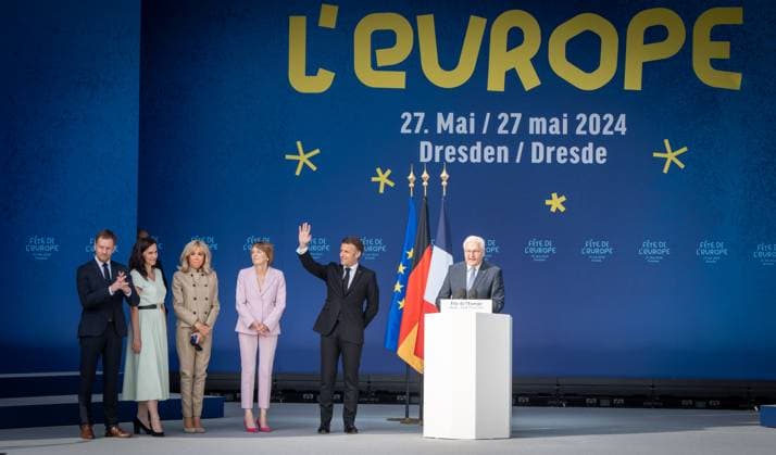 Besuch des Präsidenten der Französischen Republik Tag 2 Besuch in Dresden Der französische Staatspräsident hält eine Rede vor der Frauenkirche Michael Kretschmer mit Ehefrau Annett Hofmann, Brigitte Macron, Elke Büdenbender, Emmanuel Macron, Frank-Walter Steinmeier (von links);Besuch des Präsidenten der Französischen Republik Tag 2 Besuch in Dresden Der französische Staatspräsident hält eine Rede vor der Frauenkirche Michael Kretschmer mit Ehefrau Annett Hofmann, Brigitte Macron, Elke Büdenbender, Emmanuel, Dresden Sachsen Deutschland Neumarkt vor der Frauenkirche