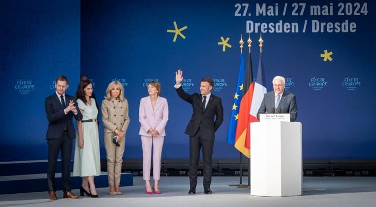 Besuch des Präsidenten der Französischen Republik Tag 2 Besuch in Dresden Der französische Staatspräsident hält eine Rede vor der Frauenkirche Michael Kretschmer mit Ehefrau Annett Hofmann, Brigitte Macron, Elke Büdenbender, Emmanuel Macron, Frank-Walter Steinmeier (von links);Besuch des Präsidenten der Französischen Republik Tag 2 Besuch in Dresden Der französische Staatspräsident hält eine Rede vor der Frauenkirche Michael Kretschmer mit Ehefrau Annett Hofmann, Brigitte Macron, Elke Büdenbender, Emmanuel, Dresden Sachsen Deutschland Neumarkt vor der Frauenkirche
