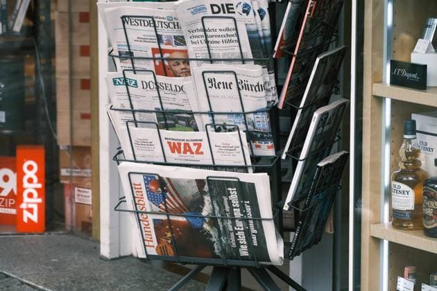 Düsseldorf 31.05.2024 Kiosk Büdchen nationale Zeitungen Zeitschriften Meinungsvielfalt Lesestoff Auflage Zeitungsauflage Auflagenschwund Print Printzeitung IVW-Auflage Pressefreiheit Zeitungsständer Westdeutsche WZ Die Welt NRZ Neue Rhein Zeitung Neue Zürcher NZZ Westdeutsche Allgemeine WAZ Handelsblatt Düsseldorf Nordrhein-Westfalen Deutschland