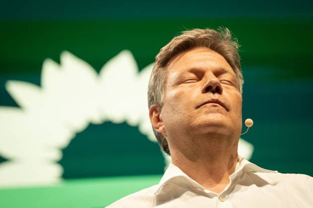 Bilder des Jahres 2024, News 06 Juni News Themen der Woche KW22 News Bilder des Tages Bündnis 90 Die Grünen Kleiner Parteitag 1. Ordentlicher Länderrat 2024 in Potsdam Robert Habeck, Bundeswirtschaftsminister, hält seine Rede vor dem kleinen Parteitag;Bündnis 90 Die Grünen Kleiner Parteitag 1. Ordentlicher Länderrat 2024 in Potsdam Robert Habeck, Bundeswirtschaftsminister, hält seine Rede vor dem kleinen Parteitag, Potsdam Brandenburg Deutschland Schinkelhalle