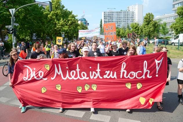 Bilder des Jahres 2024, News 06 Juni News Themen der Woche KW22 News Bilder des Tages Mietendemo im Berliner Zentrum am Samstag, 01.06.2024. Unter dem Titel Die Miete ist zu hoch! rief das Buendnis Gemeinsam gegen Verdraengung und Mietenwahnsinn bestehend aus rund 150 Mieterinitiativen, Hausgemeinschaften und Organisationen wie dem Berliner Mieterverein und die Gewerkschaft Verdi zu der Demonstration auf. Mehrere tausend Menschen protestierten gegen steigende Mieten, Zwangsraeumungen und fuer bezahlbaren Wohnraum. (Siehe epd-Meldung vom 01.06.2024) EDITORIAL USE ONLY