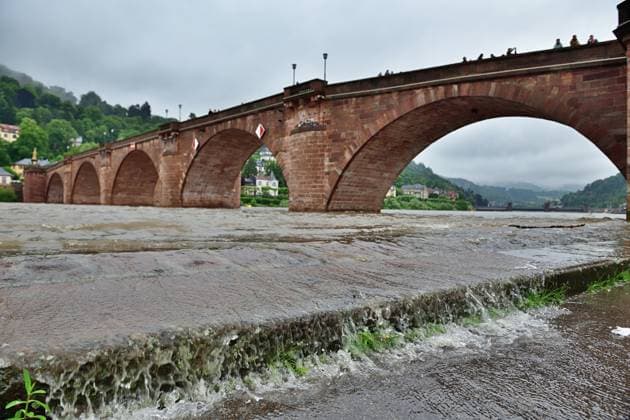 Bilder des Jahres 2024, News 06 Juni News Themen der Woche KW22 News Bilder des Tages 1.6.2024 Flut Hochwasser in Heidelberg. Hier im Bereich der alten Brücke tritt der Neckar ab einem Pegel von etwa 3,4 Metern über das Ufer und überspült die Strasse. Mitarbeiter der Stadt montieren Flutbarrieren, da im Laufe des Sonntags ein Pegelstand von ca 4,6 Metern erwartet wird. Heidelberg Alte Brücke Baden Württemberg Deutschland