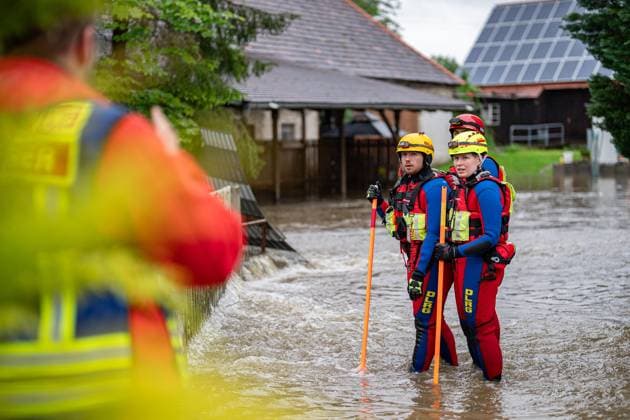 Neu-Ulm GER, Hochwasserlage in Sueddeutschland, Hochwasser, 01.06.2024 Einsatzkraefte der DLRG waren beteiligt an einer Personenrettung von 10 Personen sowie mehreren Hunden GER, Hochwasserlage in Sueddeutschland, Hochwasser, 01.06.2024 Copyright: xEibner-Pressefoto DanielxREINELTx EP_DRT