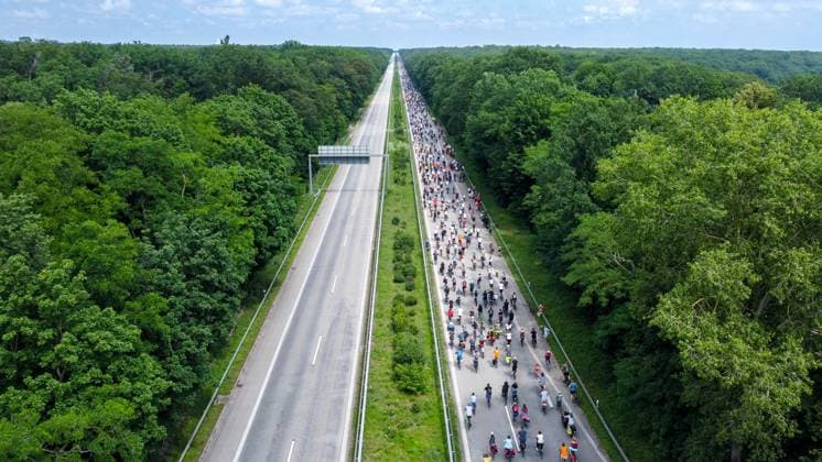 Bilder des Jahres 2024, News 06 Juni News Themen der Woche KW22 News Bilder des Tages ADFC_Sternfahrt 2024 Deutschland, Berlin am 02.06.2024: Drohnen Aufnahme. Viele tausende Menschen fahren Fahrrad auf der Avus (Autobahn A115) vom Wannsee Richtung Berlin.