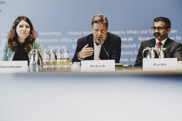 Bilder des Jahres 2024, News 06 Juni News Themen der Woche KW23 News Bilder des Tages (L-R) Anna Christmann, Koordinatorin der Bundesregierung fuer die deutsche Luft- und Raumfahrtpolitik, Robert Habeck (Buendnis 90 Die Gruenen), Bundesminister fuer Wirtschaft und Klimaschutz und Vizekanzler, und Chirag Parikh, Geschaeftsfuehrenden Sekretaer des Nationalen Weltraumrates der USA, aufgenommen im Rahmen der Eroeffnungsreden zum Deutsch-US-Amerikanischen Raumfahrtdialog in Berlin, 03.06.2024. Berlin Deutschland Copyright: xFlorianxGaertnerxphotothek.dex