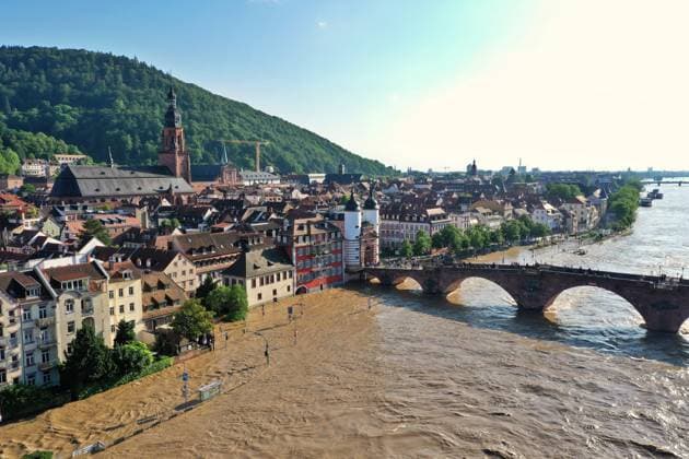 Bilder des Jahres 2024, News 06 Juni News Themen der Woche KW23 News Bilder des Tages 3.6.2024 Heidelberg unter Wasser Hochwasser in Baden Württemberg. Hier in Heidelberg trat bei einem Pegelstand von ca 3,6m der Neckar im Bereich der alten Brücke über die Ufer und überspült die Strassen. Am Montag wurde der Scheitelpunkt des Hochwasssers mit knapp 5,2 Metern erreicht.. Das Bild zeigt den Stand bei 5,13m am Nachmitag, viele Schaulustige stehen auf der Alten Brücke und betrachten die Wassermassen. Heidelberg Altstadt Baden Württemberg Deutschland