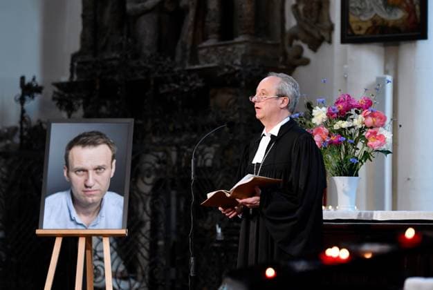 Bilder des Jahres 2024, News 06 Juni News Themen der Woche KW23 News Bilder des Tages Gedenkgottesdienst fuer Alexei Nawalny am 4. Juni 2024 in der St. Marienkirche in Berlin (Foto vom 04.06.2024: Christian Staeblein, Beauftragter fuer Fluechtlingsfragen in der EKD und Bischof der Evangelischen Kirche Berlin-Brandenburg-schlesische Oberlausitz (EKBO) spricht). Weggefaehrtinnen und Weggefaehrten erinnern von Alexei Nawalny aus Anlass seines Geburtstages an sein Leben. (Siehe epd-Meldung vom 04.06.2024) EDITORIAL USE ONLY