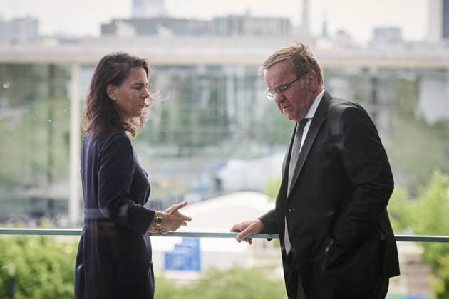 Bilder des Jahres 2024, News 06 Juni News Themen der Woche KW23 News Bilder des Tages Berlin, Kabinettssitzung der Bundesregierung im Bundeskanzleramt Kabinettssitzung der Bundesregierung am 05.06.2024 im Bundeskanzleramt in Berlin. Im Bild: Annalena Baerbock (Bundesministerin des Auswärtigen, Bündnis 90 Die Grünen) und Boris Pistorius (Bundesminister der Verteidigung, SPD) unterhalten sich auf dem Balkon am Rande der Sitzung Berlin Bundeskanzleramt Berlin Deutschland