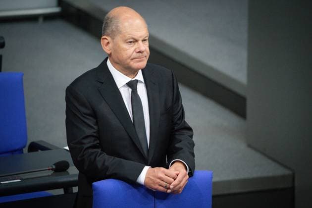 News Bilder des Tages Deutscher Bundestag, 171. Plenarsitzung Bundeskanzler Olaf Scholz (SPD) bei der Gedenkminuten im Deutschen Bundestag zum Attentat in Mannheim und den verstorbenen Polizisten Rouven L. bei der 171. Sitzung des Deutschen Bundestag in Berlin, 05.06.2024 Berlin Berlin Deutschland