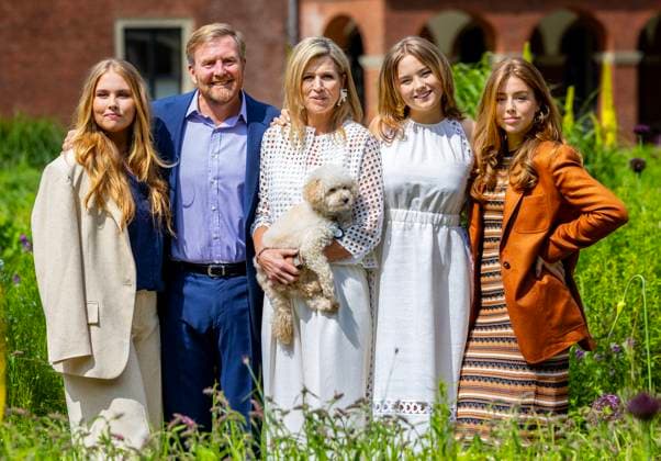 Bilder des Jahres 2024, Entertainment 06 Juni Entertainment Themen der Woche KW23 Entertainment Bilder des Tages 07-06-2024 HtB Queen Maxima and King Willem-Alexander with Princess Amalia and Princess Alexia and Princess Ariane and dog Mambo pose for the media during the annual photo session at palace Huis ten Bosch in The Hague. Â  Copyright: xPPEx
