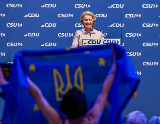 Bilder des Jahres 2024, News 06 Juni News Themen der Woche KW23 News Bilder des Tages Muenchen GER, Wahlkampfschlussspurt von CDU und CSU zur Europawahl 2024, Loewenbraeukeller Muenchen, 07.06.2024. Dr. Ursula von der Leyen (EVP - Spitzenkandidatin und Praesidentin der Europaeischen Kommission) fordert die Befreiung der Ukraine, im Fordergrund eine Teilnehmerin mit entspcrechender Fahne. GER, Wahlkampfkundgebung von CDU und CSU zur Europawahl 2024, Loewenbraeukeller Muenchen, 07.06.2024. Copyright: xEibner-Pressefoto HeikexFeinerx EP_HFR