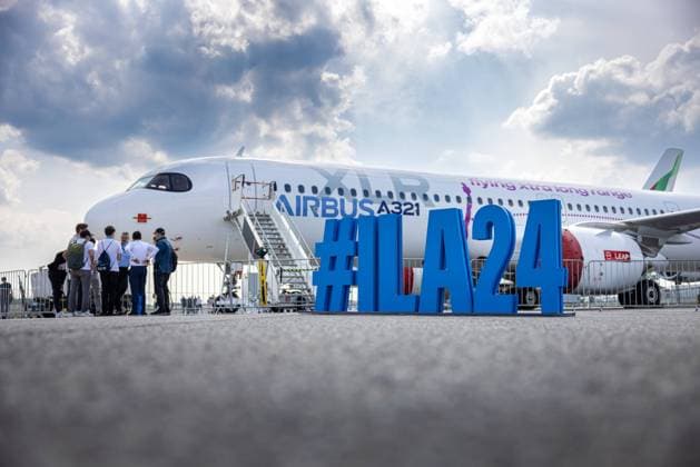 Bilder des Jahres 2024, News 06 Juni News Themen der Woche KW23 News Bilder des Tages ILA 2024 - Berlin Deutschland, Berlin-Brandenburg (Schönefeld) am 07.06.2024: ILA24 in große 3D Buchstaben vor einer Airbus A321 XLR (Xtra Long Range) Flugzeug.