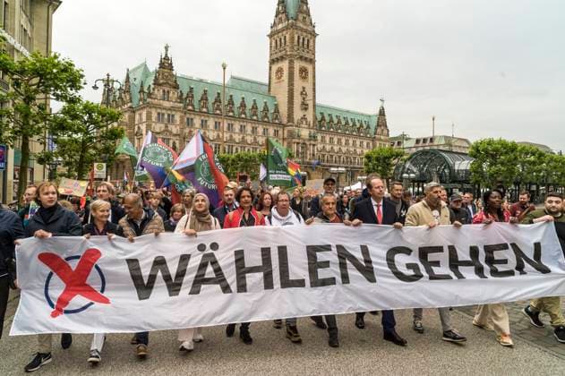 Bilder des Jahres 2024, News 06 Juni News Themen der Woche KW23 Demonstration gegen Rechtsextremismus, Hamburg 20240607ad187 Rechtsextremismus stoppen Demokratie verteidigen Wählen gehen! Demo Demonstration Protestmarsch gegen rechts Rechtsextremismus Bündnis aus Parteien, Gewerkschaften, Unternehmensverbänden, Kirchen und Umweltorganisationen Großkundgebung Hamburger Rathaus Mojib Latif Bischöfin Kirsten Fehrs Hamburg Hamburg Deutschland Germany Copyright: xAchimxDuwentästerx
