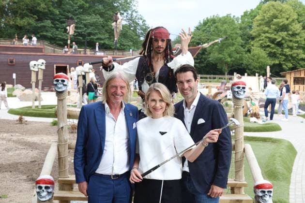 Bilder des Jahres 2024, Entertainment 06 Juni Entertainment Themen der Woche KW23 Entertainment Bilder des Tages Unternehmer Frank Otto mit Iryna und Martin Thater, Pirates Island, Minigolf Adventure Anlage, Eröffnungsfeier am 8.6.2024 auf dem Gelände vom Golfclub Hamburg Gut Waldhof in Kisdorf zwischen Hamburg und Bad Segeberg, Schleswig-Holstein