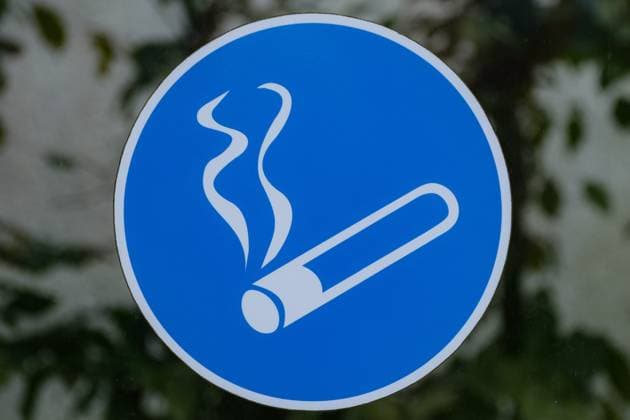 Neuss 13.06.2024 Raucherbereich Raucherecke Krankenhaus Kippen Zigaretten Zigarettenstummel Nikotin Nichtraucher Nichtrauchen Gesundheit Zigarettenkippen Umweltsünden Aschenbecher Zigarettenascher Lungenkrebs Steuereinnahmen Tabaksteuern Zigarettenasche Neuss Nordrhein-Westfalen Deutschland
