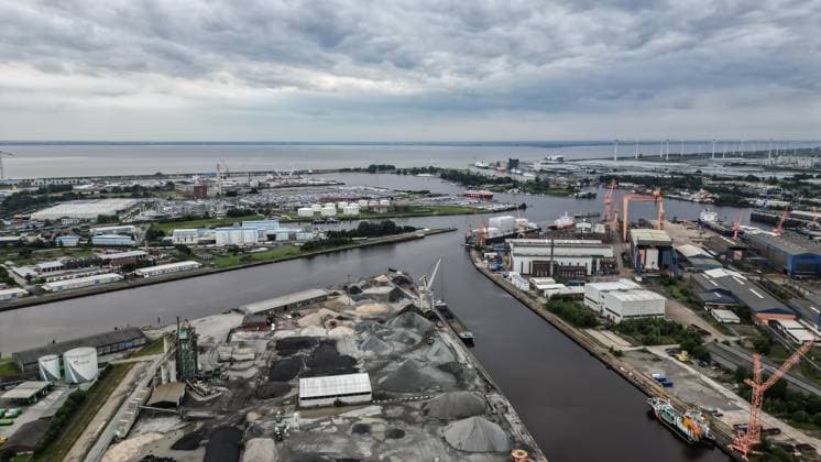 Stillstand in Emden. Blick auf den Hafen der Stadt Emden. In Emden sind am Freitagmorgen den 14. Juni 2024 Seehafen-Beschäftigte der Gewerkschaft Verdi in einen Warnstreik getreten. Betroffen sei die erste Schicht der EVAG Emder Verkehrs- und Automotive GmbH, sagte Verdi-Verhandlungsführerin Maren Ulbrich. Emden Niedersachsen Deutschland