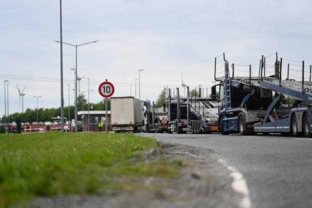 Stillstand in Emden. Zahlreiche Autotransporter warten vorm Terminal der EVAG Emder Verkehrs- und Automotive GmbH. In Emden sind am Freitagmorgen den 14. Juni 2024 Seehafen-Beschäftigte der Gewerkschaft Verdi in einen Warnstreik getreten. Betroffen sei die erste Schicht der EVAG Emder Verkehrs- und Automotive GmbH, sagte Verdi-Verhandlungsführerin Maren Ulbrich. Emden Niedersachsen Deutschland