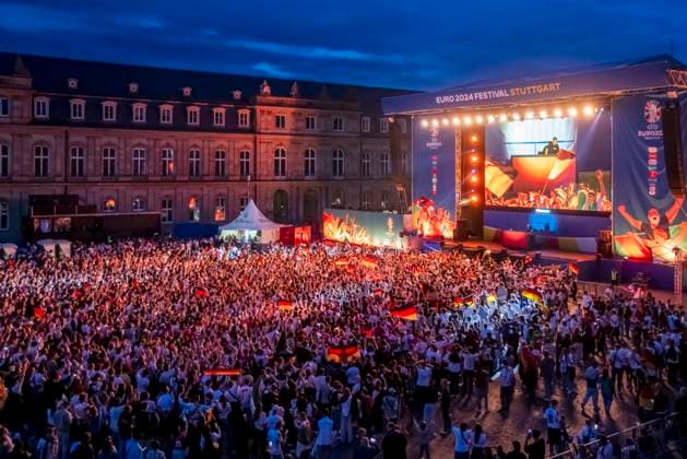 Bilder des Jahres 2024, News 06 Juni News Themen der Woche KW24 Public Viewing in Stuttgart. Deutschland - Schottland 5:1. 25.000 Menschen feiern auf der Fanmeile am Schlossplatz die deutsche Fußball Nationalmannschaft. Motto zur UEFA EURO 2024: Die ganze Stadt ein Stadion. 14.06.2024: Stuttgart, Baden-Württemberg, Deutschland, Europa
