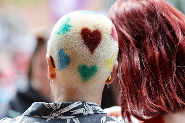 Bilder des Jahres 2024, News 06 Juni News Themen der Woche KW24 News Bilder des Tages Zürich Pride Festival Zurich Pride Festival 2024 15.06.2024 Zuerich, SCHWEIZ , Zurich Pride Festival , Teilnehmerin mit Bunten Haaren am Umzug Stadt Zuerich
