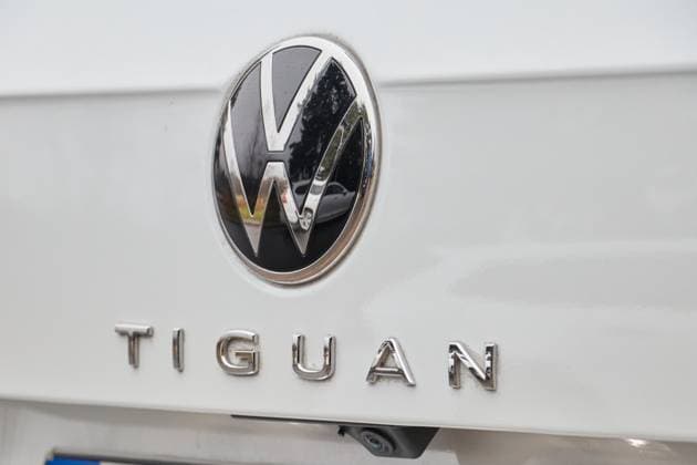VW Tiguan Allspace R 4Motion Logo - VW (Volkswagen) Tiguan Allspace R 4Motion - 180kW (245PS) - Erstzulassung 09.2021 - Pressefahrzeug - alle Angabe ohne Gewaehr.