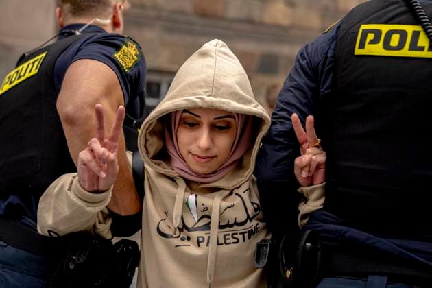 Bilder des Jahres 2024, News 06 Juni News Themen der Woche KW25 News Bilder des Tages Pro-Palestinian protesters block the entrance to Christiansborg and are removed by the police on Wednesday, June 19, 2024. 27 protesters were detained and charged.. (Photo: Ida Marie Odgaard Ritzau Scanpix) , Copenhagen Denmark Copyright: RitzauxScanpix IdaxMariexOdgaardx spdk20240619-115713-L