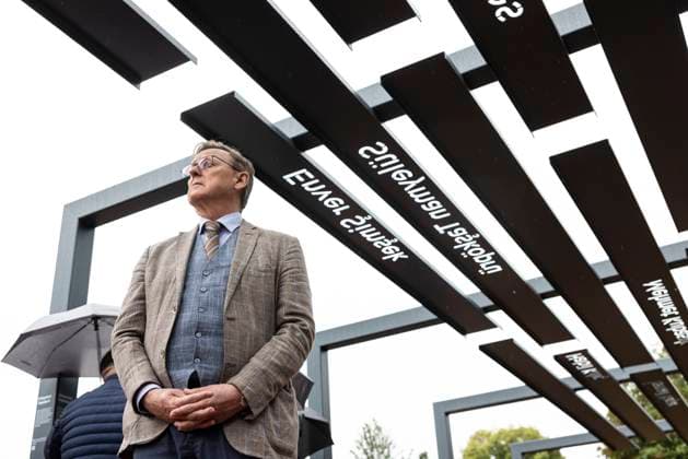Bilder des Jahres 2024, News 06 Juni News Themen der Woche KW25 News Bilder des Tages Vor dem Hintergrund der Taten des sogenannten Nationalsozialistischen Untergrundes (NSU) wurde am 19.06.2024 unweit des Thueringer Landtags in Erfurt ein Denkmal eingeweiht. (Foto: Ministerpraesident Bodo Ramelow (Die Linke)) Der Erinnerungsort besteht unter anderem aus einer Installation rechteckiger Torboegen aus Stahl, die mehrere Stahlstreifen tragen, auf denen die Namen der Opfer zu lesen sind. Audiobeitraege mit Informationen ueber die Ermordeten sind ueber QR-Codes abrufbar. Zwischen 2000 und 2007 ermordete der NSU neun Menschen mit Migrationshintergrund sowie eine Polizistin. (Siehe epd-Meldung vom 19.06.2024) EDITORIAL USE ONLY